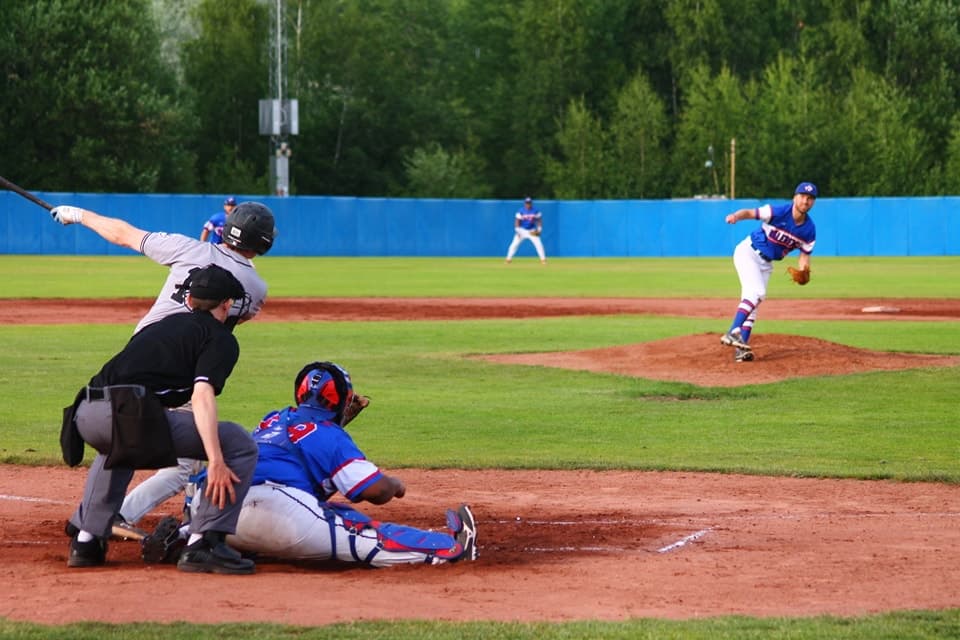 Baseball pitcher i aksjon - ferdigheter som overføres til softball